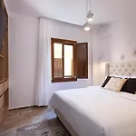The Old Town Gem Апартаменти